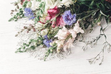 l renk çiçekler rustik arka plan üzerinde