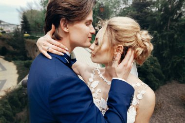 Yeni evli çift parkta sarılma 