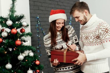 Noel hediyesi için kadın veren adam