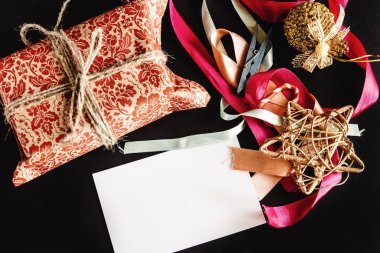 Yeni yıl hediyesi ve oyun kağıdı