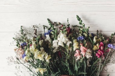 l renk çiçekler rustik arka plan üzerinde