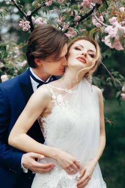 Gelin ve damat sarılıyor.