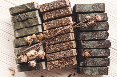 Bitkisel sabun ile kır çiçekleri