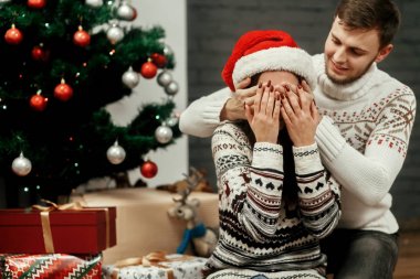 adam kadının gözleri elleri ile kapanış