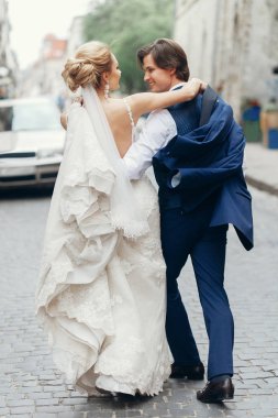 Gelin ve damat açık havada yürüyüş 