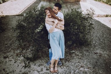 Çift sahilde poz aşık