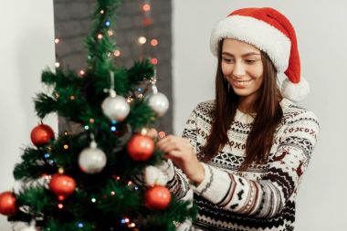 Noel ağacı süsleyen kız