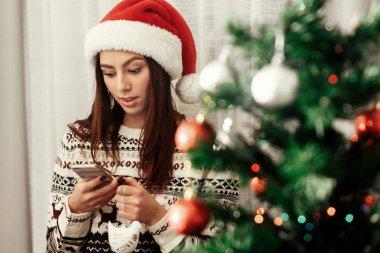 Noel ağacı telefon kullanan kadın