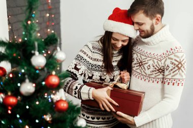 Noel hediyesi için kadın veren adam