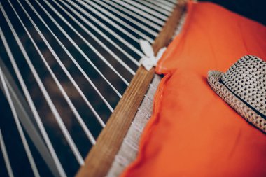 şapka ile turuncu hamak 