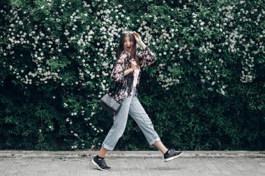 bush eğleniyor kız 