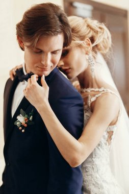 Gelin sarılma damat kapalı