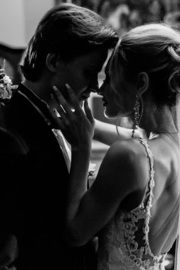 damat ve gelin şehvetli kucaklama