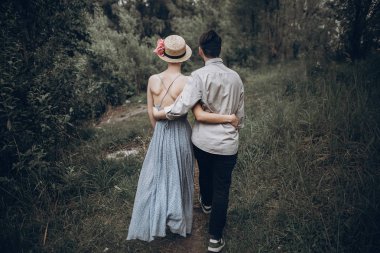 Parkta yürüyen çift