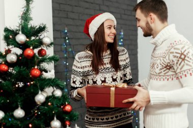 Noel hediyesi için kadın veren adam