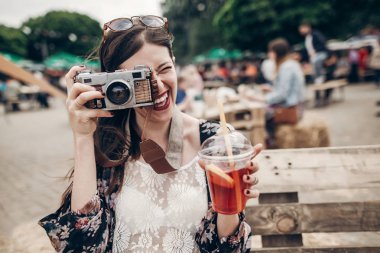 fotoğraf makinesi olan kadın