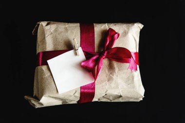 koyu kırmızı kurdele ile hediye kutusu
