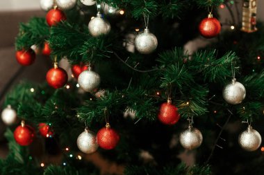 topları Noel ağacı üzerinde 