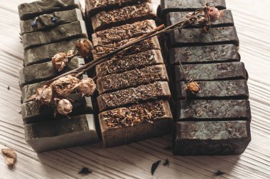 Bitkisel sabun ile kır çiçekleri