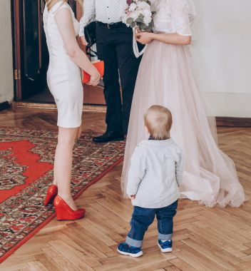 küçük çocuk geline arıyorsunuz