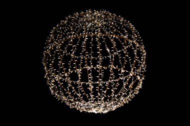 Noel ışıkları ile süslenmiş şehir