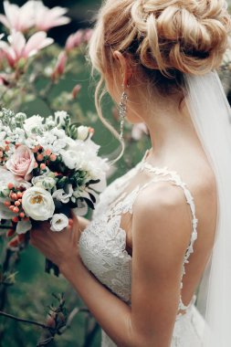 Manolya çiçek poz gelin