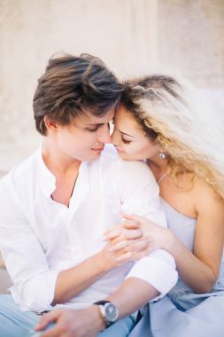 merdivenlerde oturan kadın kucaklama adam