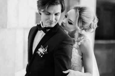 Gelin sarılma damat kapalı