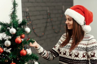 Noel Ağacını süsleyen Kadın