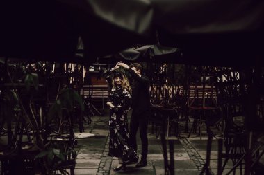 Çift kafe teras dans.