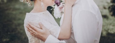 Düğün çifti sarılma