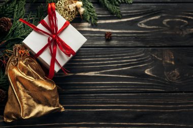 Altın süsler ile Noel hediyeleri