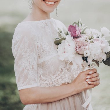 şık gelin buketi ile