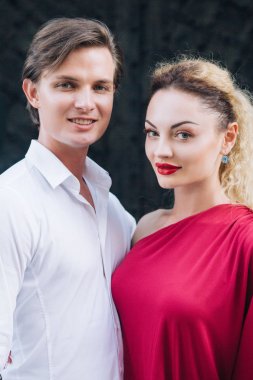 Cathedral yakınındaki Romantik Çift