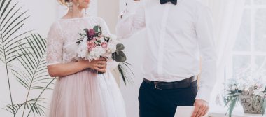 Gelin ve damat şampanya içmek