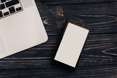 dizüstü bilgisayar ve telefon ile boş perde 