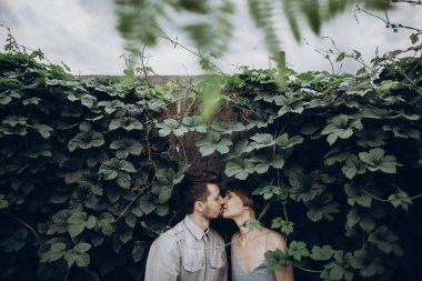 Çift duvar arka plan üzerinde öpüşme