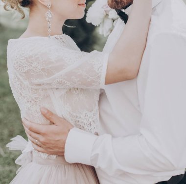 Düğün çifti sarılma