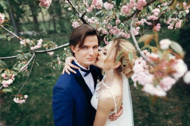 Yeni evli çift parkta sarılma 