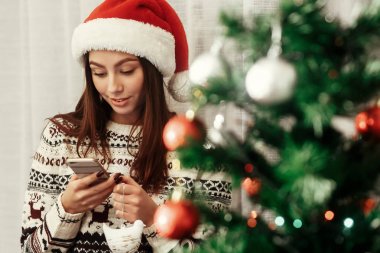 Noel ağacı telefon kullanan kadın