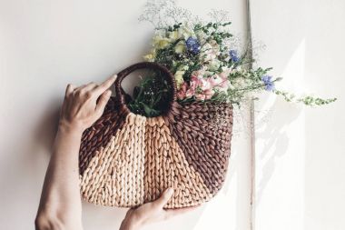 çiçekli sepet holding eller