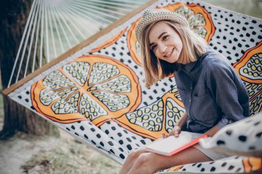 Kız okuma kitabı hamak