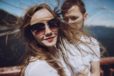 erkek ve kadın köprüde poz