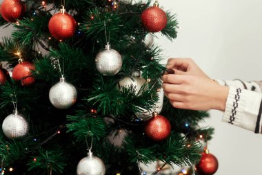 Evdeki Noel ağacını süslemek