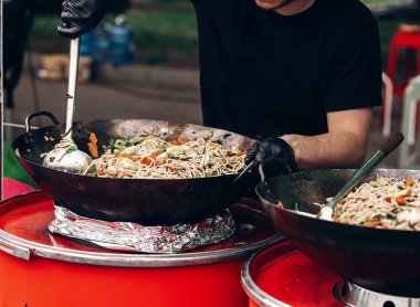 adam stiring makarna makarna