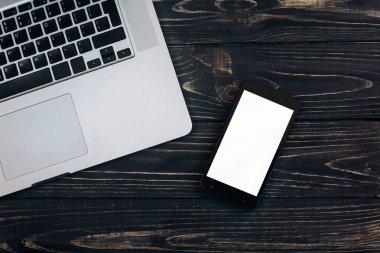 dizüstü bilgisayar ve telefon ile boş perde 