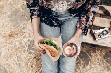 Burger ve limonata elinde