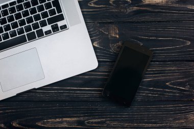 dizüstü bilgisayar ve telefon ile boş perde 