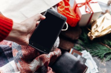 El ele tutuşan telefon