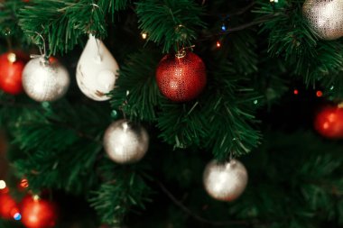 topları Noel ağacı üzerinde 